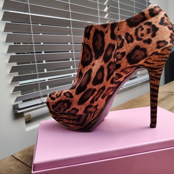 Material Girl Cheetah print booties - Picture 2 of 6